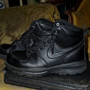 Nike youth boots size 6 youth all black great condition like brand new no smells